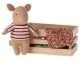 Maileg Schwein in der Box Baby Mädchen Rot Weiß gestreiftes Schirt Spielset mit Babyschwein Holzkiste und Bettwäsche Kuscheltier Nr. 16 3988 00