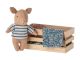 Maileg Schwein in der Box Baby Junge Blau Weiß gestreiftes Schirt Spielset mit Babyschwein Holzkiste und Bettwäsche Kuscheltier Nr. 16 3988 01