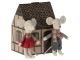 Maileg Wintermäuse Zwillinge Kleiner Bruder und Kleine Schwester in Geschenkverpakung Haus passend zu Holzschlitten Maileg Spielzeug Nr 17 3103 00