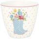 Greengate Latte Cup JOSEFINA SUMMER Weiß Porzellan Tasse mit hellblauen Gummistiefeln und bunten Blumen 300 ml Greengate Becher Design Nr STWLATJSS0106