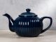 Greengate Teekanne ALICE Dunkelblau Kanne Everyday Keramik Geschirr Dark Blue 1 Liter Rillenmuster Hygge für jeden Tag