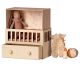Maileg Micro Bunny mit Babyzimmer Box im Set mit Micro Hase Babyanzug Flasche und Ball Maileg Spielzeug Set 16-1020-01
