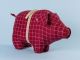 Maileg Schwein Medium Rot mit Karo Linien und Schleife 20cm groß aus Leinen als Glücksbringer und Geschenk