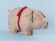 Maileg Schwein Medium Sand mit Karo Linien und Schleife 20cm groß aus Leinen als Glücksbringer und Geschenk
