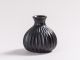 Vase Lina schwarz matt Blumenvase aus Keramik 12 cm hoch Rillen Design modern für eine Blume