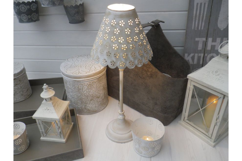 Fuß creme. Lampenschirm in Lampe Tischlampe und Style Romantik Flowers Metall.