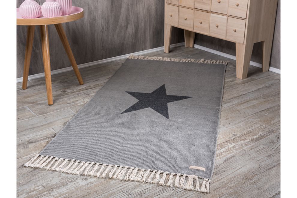 Bloomingville Rug Star print light grey. Teppich in hellgrau mit großem  dunkelgrauen Stern aus Baumwolle. Größe 60 x 120 cm.