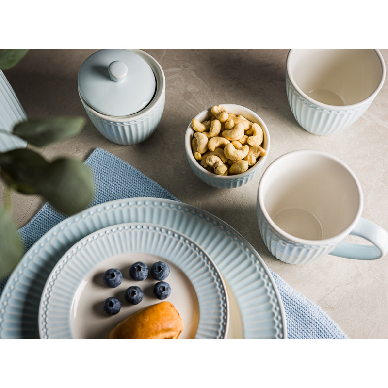 Greengate ALICE Hellblau Teller Schale mit Nüssen Becher mit Henkel Latte Cup und Zuckerdose Everyday Keramik Geschirr Pale Blue Tischdeko mit Pflanze Hygge