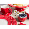 Greengate ALICE Rot Tasse mit Unterteller Kuchenteller Essteller Mini Schale mit Blaubeeren und Tortenplatte und Margeriten Everyday Keramik Geschirr Red Gedeckter Tisch Hygge Style