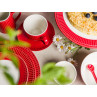 Greengate ALICE Rot Tasse mit Unterteller Teller Milchkanne Schalen mit Löffel und Tortenplatte mit Kuchen Margeriten Everyday Keramik Geschirr Red Gedeckter Tisch Hygge Style