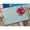 Pad Fussmatte Outdoor Teppich POOL Opal Türkis Weiss 52x72 cm zweifarbig am Schwimmbecken mit Flip Flops zum Vergleich auf Fussmatte schnelltrocknend und robust für drinnen und draussen