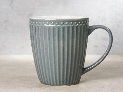 Greengate Becher ALICE Grau Kaffeebecher mit Henkel Everyday Keramik Geschirr Stone Grey 400 ml Rillenmuster Hygge für jeden Tag