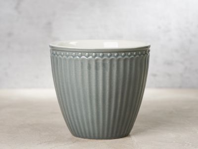 Greengate Latte Cup ALICE Grau Kaffee Becher Everyday Keramik Geschirr Stone Grey 300 ml Rillenmuster Hygge für jeden Tag