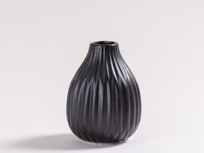 Vase Anne schwarz matt Blumenvase aus Keramik 12 cm hoch Rillen Design modern