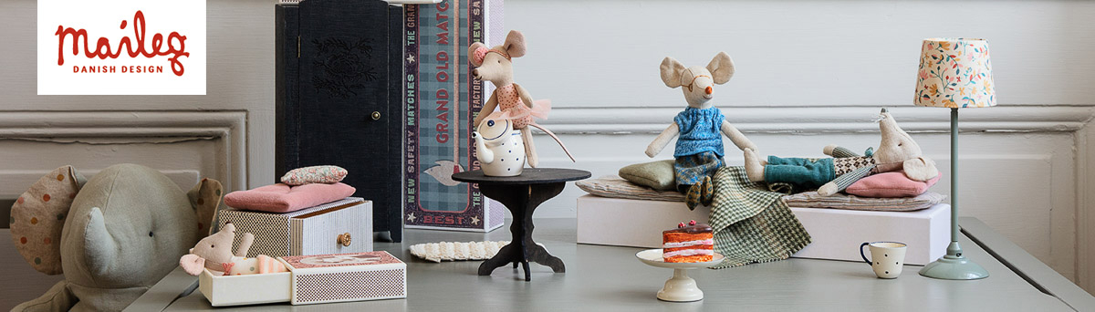 Maileg Shop - Oma und Opa Maus mit Tanzmaus Ballerina und Baby Maus im Tagesbett Streichholzschachtel Deko mit Miniatur Schrank und Tisch in Schwarz Stehlampe und Elefant Kuscheltier